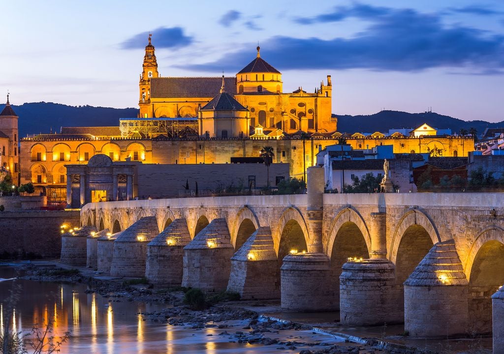 Se espera que en los valles del Guadalquivir, Guadiana, Tajo y Ebro se superen los 40 ºC. En la imagen la mezquita-catedral de Córdoba y el puente romano. Se espera que en los valles del Guadalquivir, Guadiana, Tajo y Ebro se superen los 40 ºC. En la imagen la mezquita-catedral de Córdoba y el puente romano.